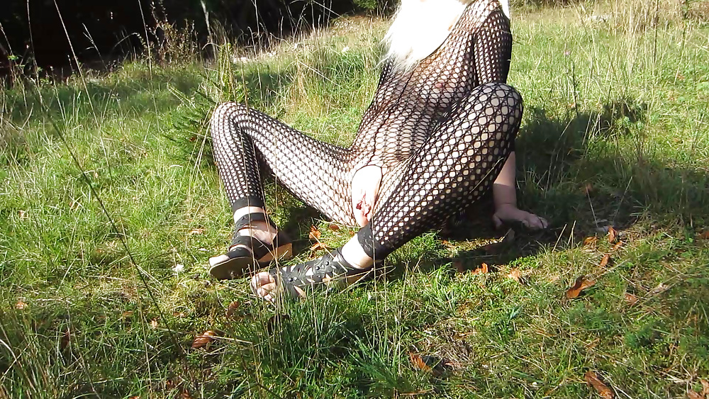 Herbstspaziergang im Catsuit #32289631