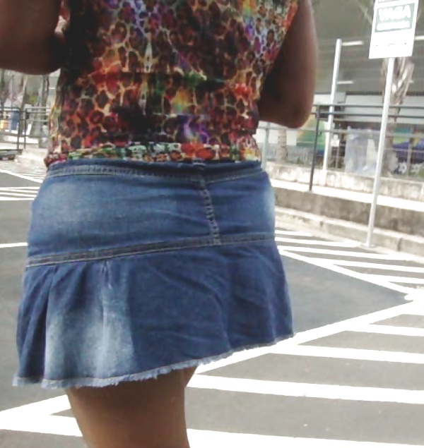 Mulata baiana passeando de sainha e sem calcinha #32318224
