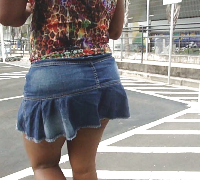 Mulata baiana passeando de sainha e sem calcinha #32318225