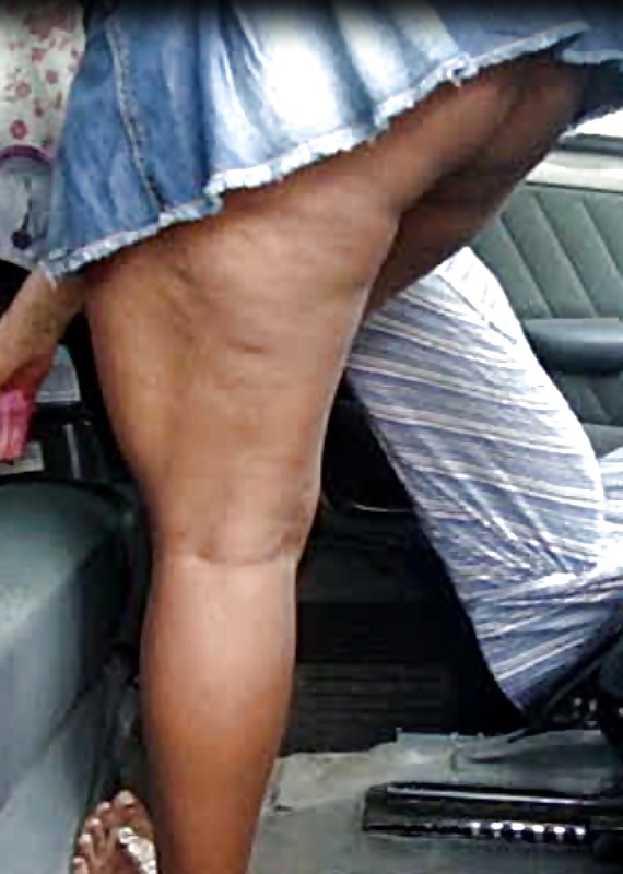 Mulata baiana passeando de sainha e sem calcinha #32318233