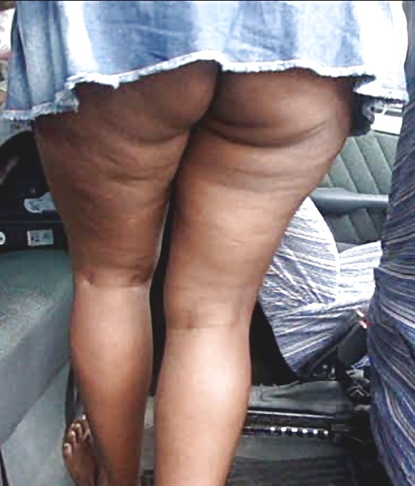 Mulata baiana passeando de sainha e sem calcinha #32318242