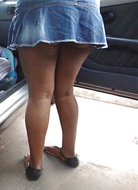 Mulata baiana passeando de sainha e sem calcinha #32318247