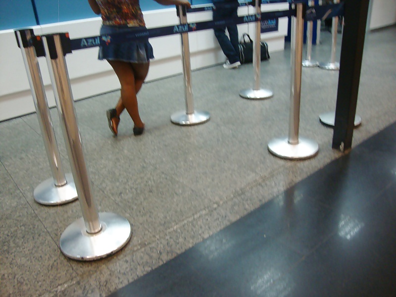 Mulata baiana passeando de sainha e sem calcinha #32318257