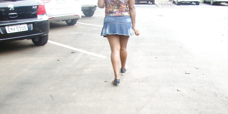 Mulata baiana passeando de sainha e sem calcinha #32318279