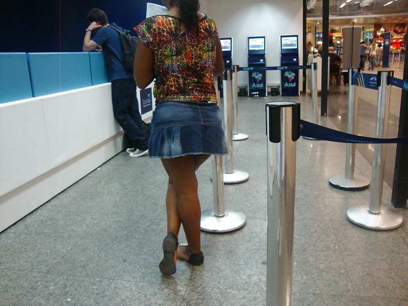 Mulata baiana passeando de sainha e sem calcinha #32318282