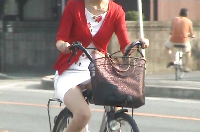 日本人女性が15歳でスカートをめくる
 #25697098