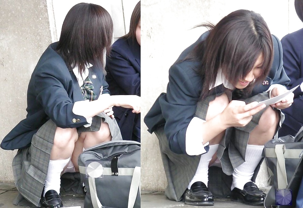 日本人女性が15歳でスカートをめくる
 #25697120