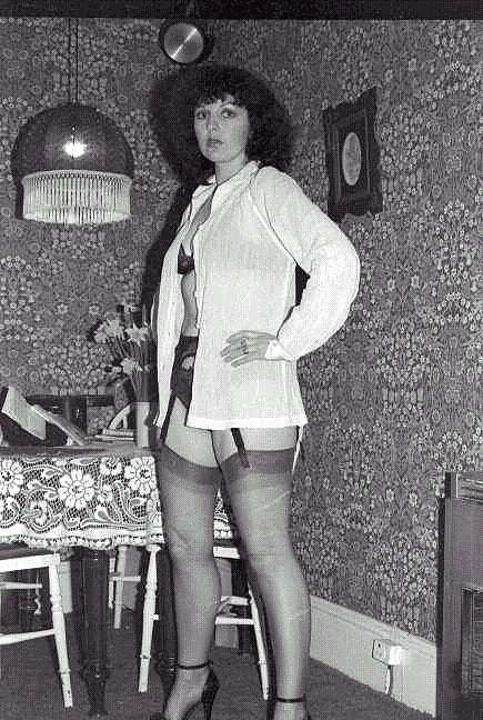 Giovane moglie in posa anni '70
 #38834031