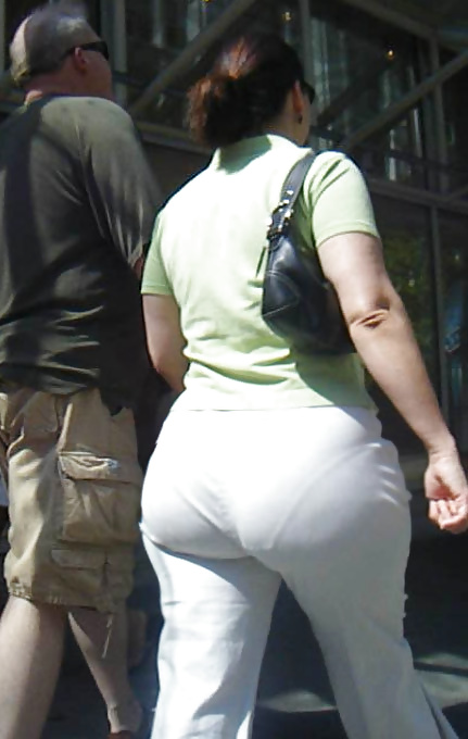 Candid enorme culo milf pantalones blancos
 #39515216