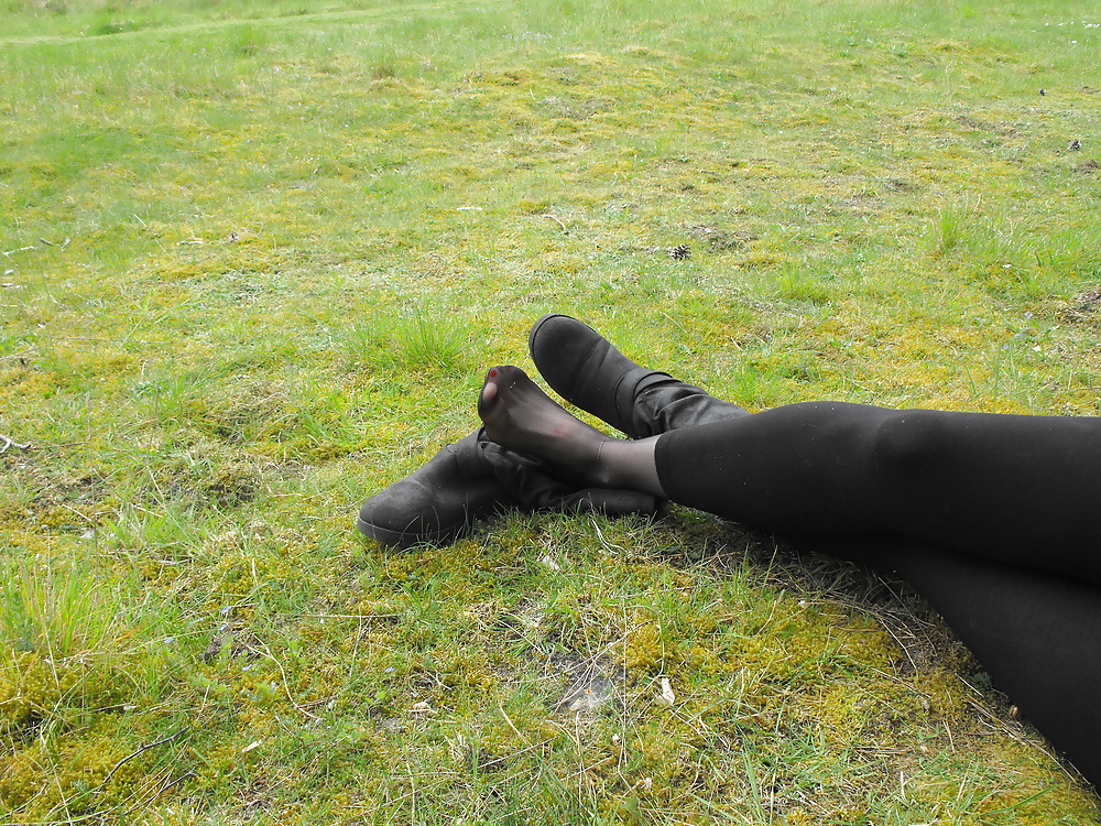 森の中で黒いタイツを履いてセクシーな足を見せるエマ
 #28513724