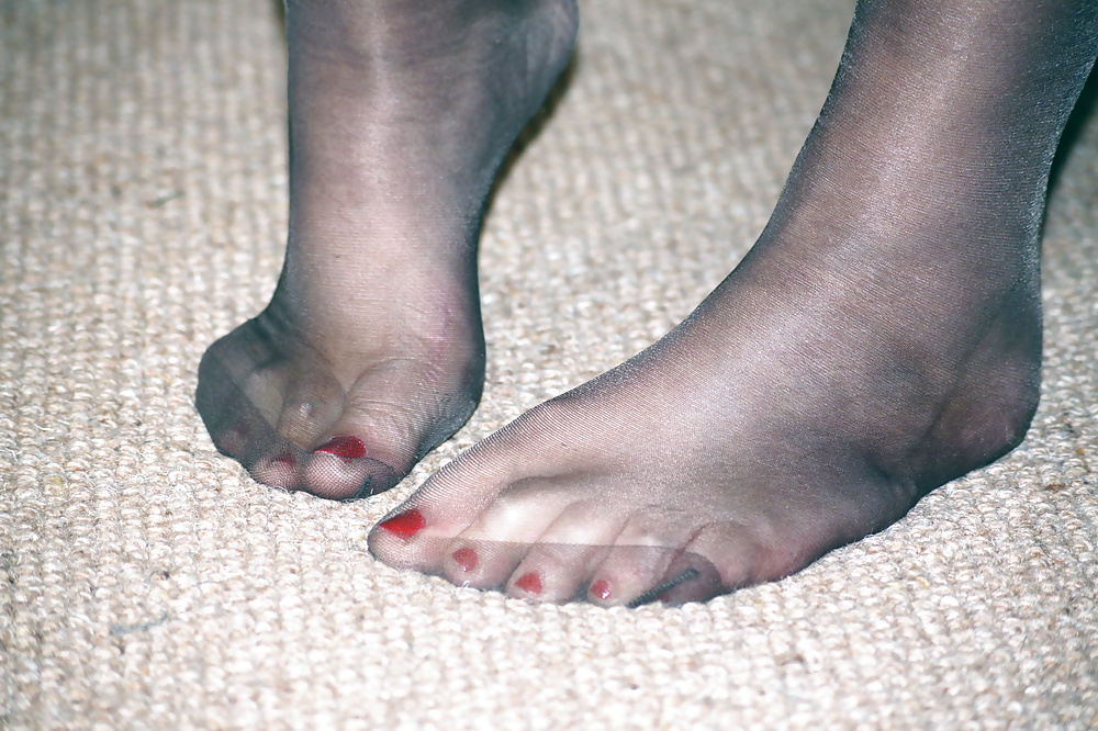 GF Nylon feet and red nails #30811556