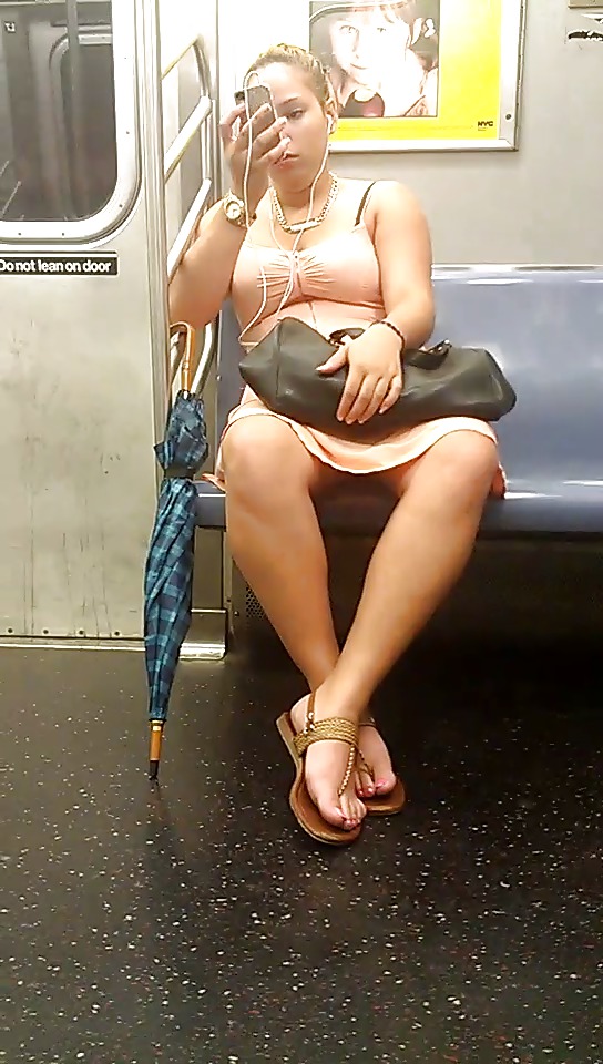 ニューヨークの地下鉄の女の子の肉付きの良さ
 #22928808