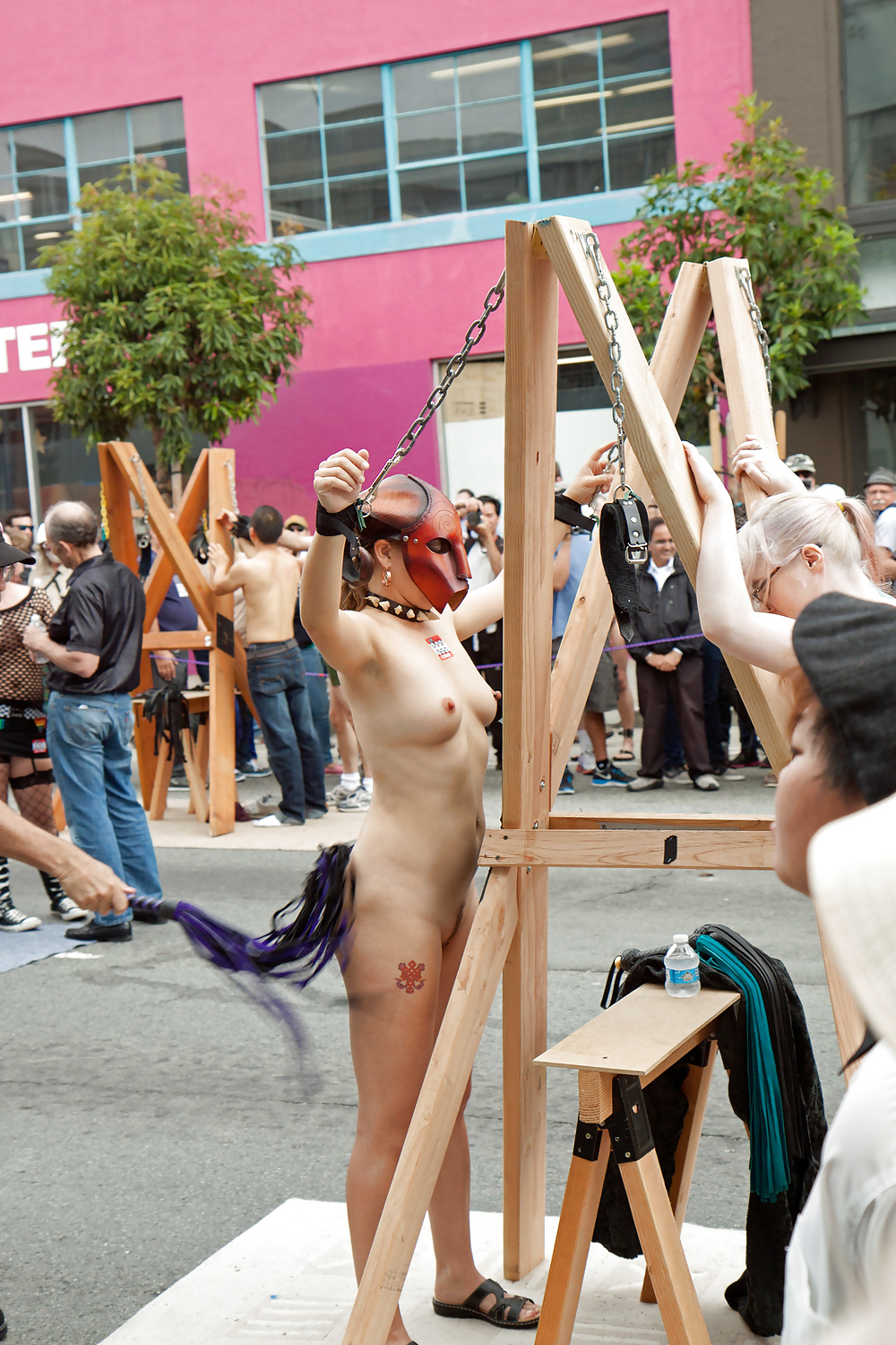 Desnudo en festival público.
 #39822251