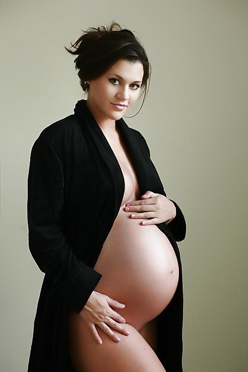 Schwangere Und Bekleidete #23312107
