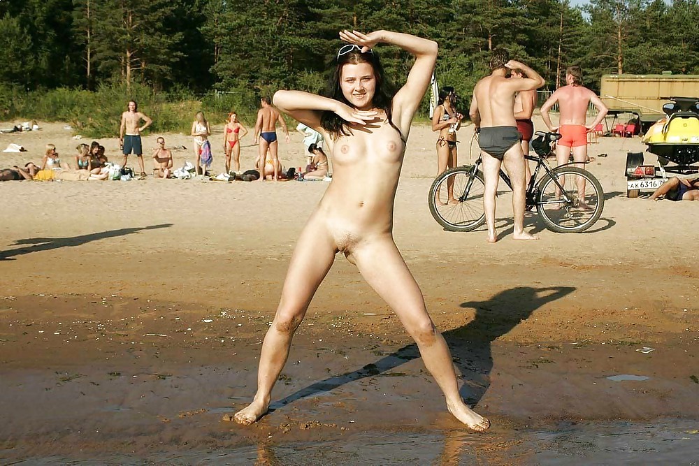 Ragazze nudiste che allargano le gambe sulla spiaggia. voyeur.
 #36041361