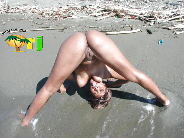 Chicas negras en la playa: nudistas y exhibicionistas
 #27813612