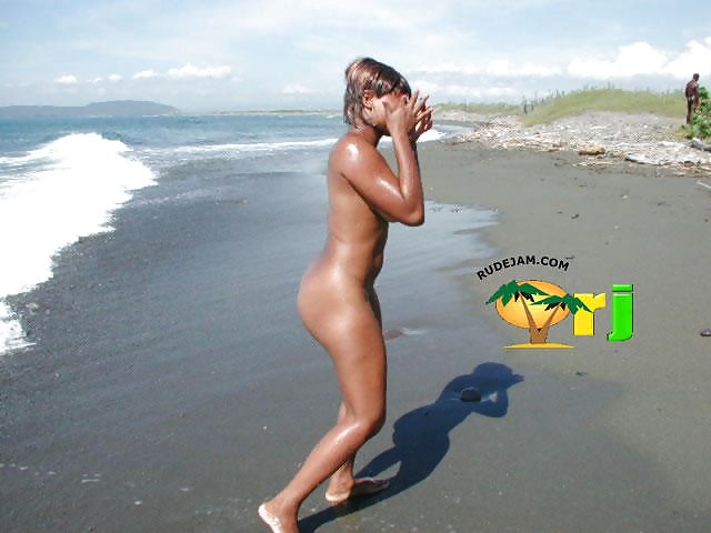Filles Noires à La Plage: Nudistes Et Exhibitionnistes #27813621