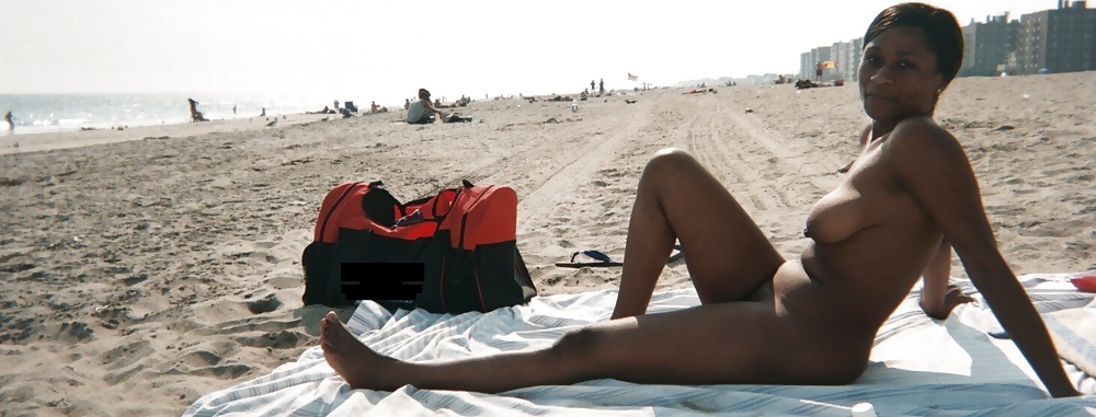 Filles Noires à La Plage: Nudistes Et Exhibitionnistes #27813672