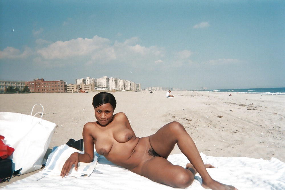 Chicas negras en la playa: nudistas y exhibicionistas
 #27813678