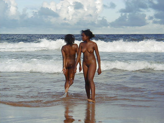 Filles Noires à La Plage: Nudistes Et Exhibitionnistes #27813708