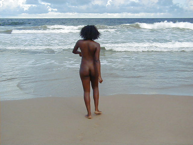 Filles Noires à La Plage: Nudistes Et Exhibitionnistes #27813721