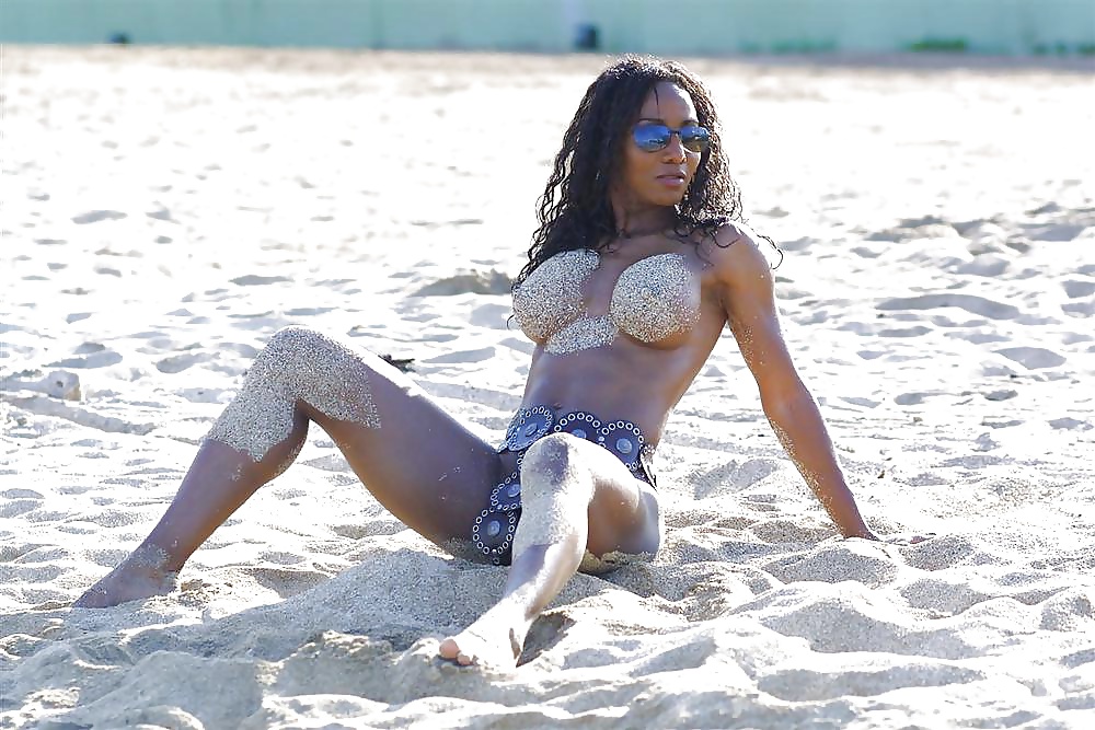 Chicas negras en la playa: nudistas y exhibicionistas
 #27813779