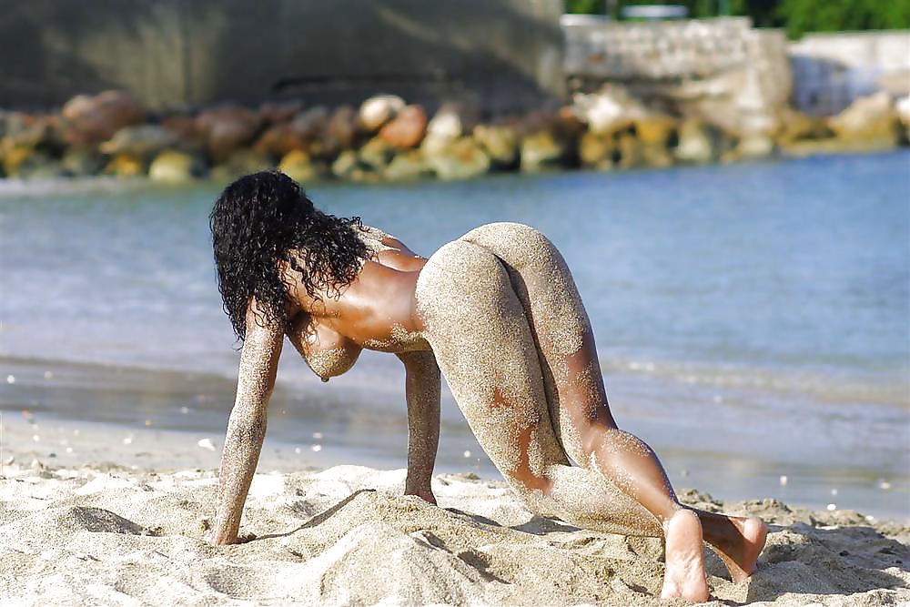 Filles Noires à La Plage: Nudistes Et Exhibitionnistes #27813807