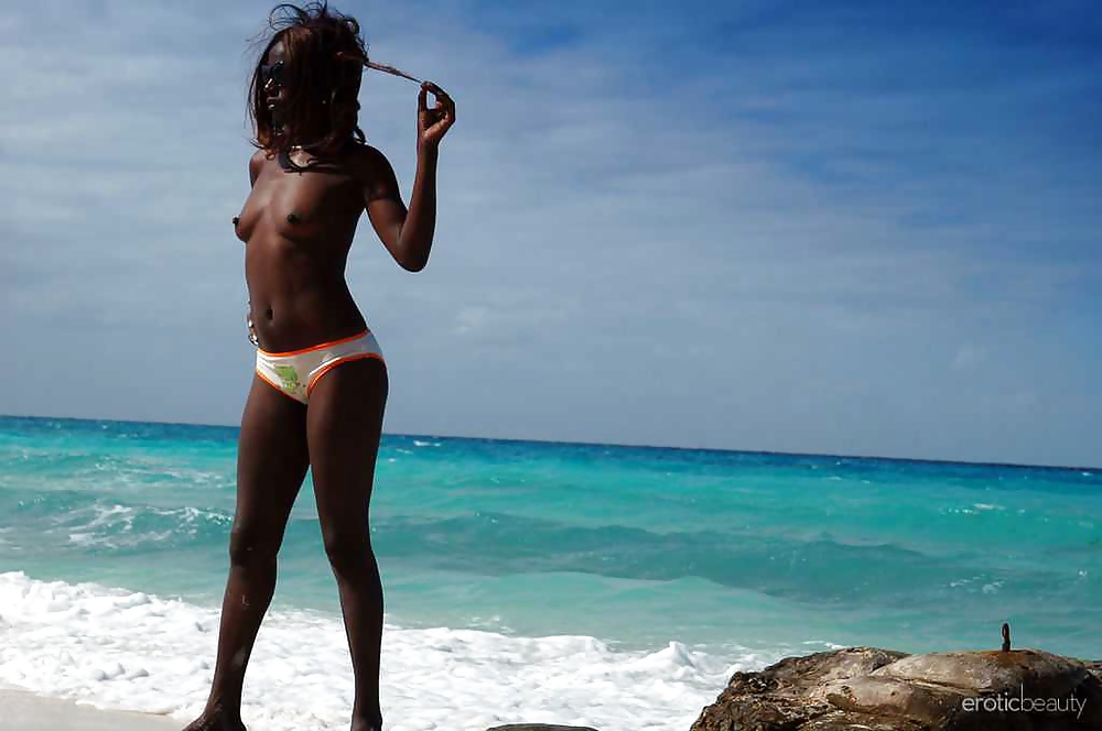 Filles Noires à La Plage: Nudistes Et Exhibitionnistes #27813959