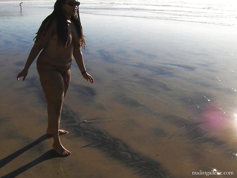 Chicas negras en la playa: nudistas y exhibicionistas
 #27814364