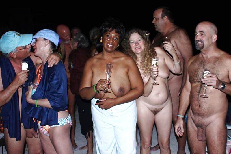 Ragazze nere in spiaggia: nudisti ed esibizionisti
 #27814453