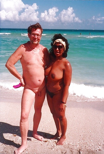 Ragazze nere in spiaggia: nudisti ed esibizionisti
 #27814459