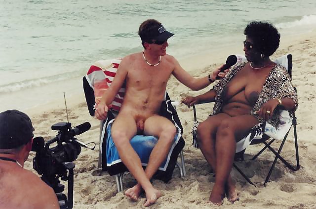 Ragazze nere in spiaggia: nudisti ed esibizionisti
 #27814476