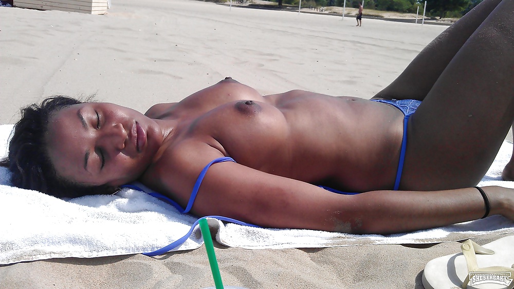 Ragazze nere in spiaggia: nudisti ed esibizionisti
 #27814566
