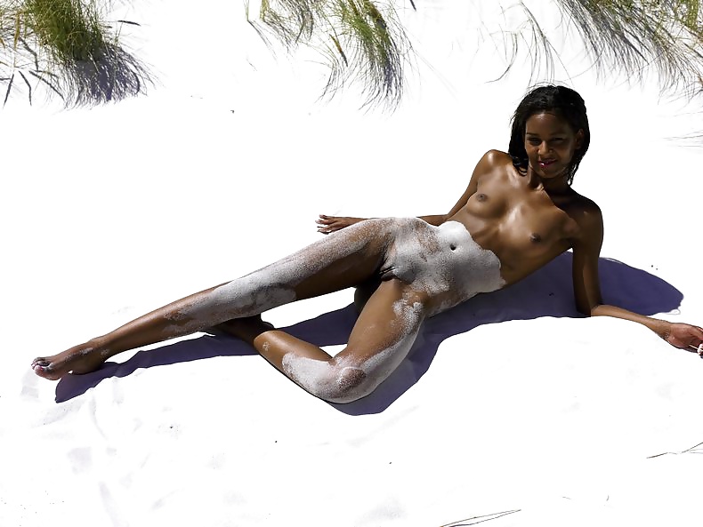 Filles Noires à La Plage: Nudistes Et Exhibitionnistes #27815169