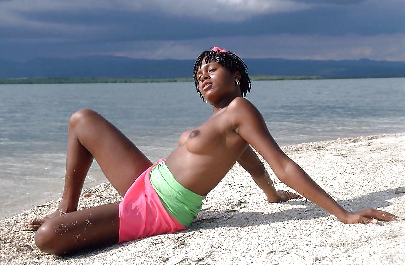 Filles Noires à La Plage: Nudistes Et Exhibitionnistes #27815406