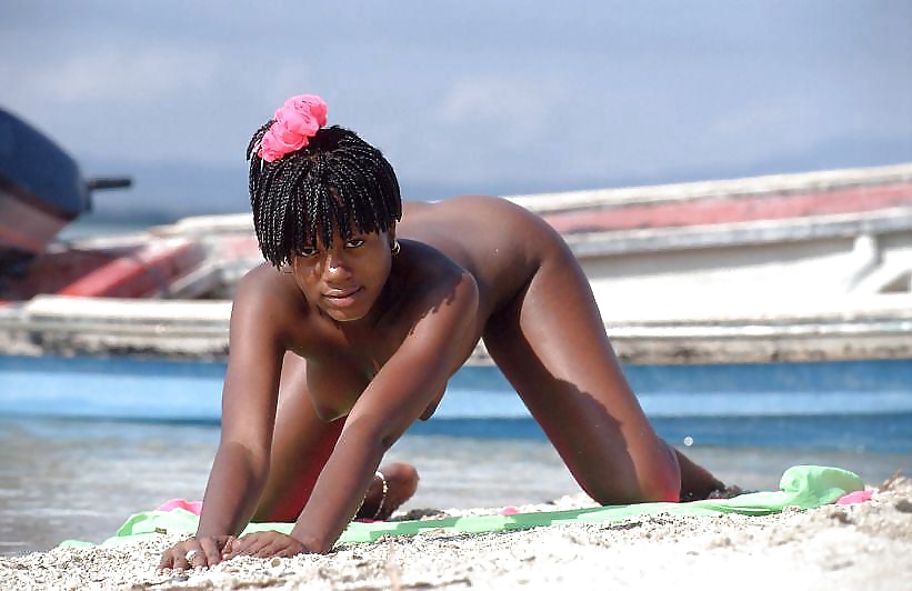 Filles Noires à La Plage: Nudistes Et Exhibitionnistes #27815421