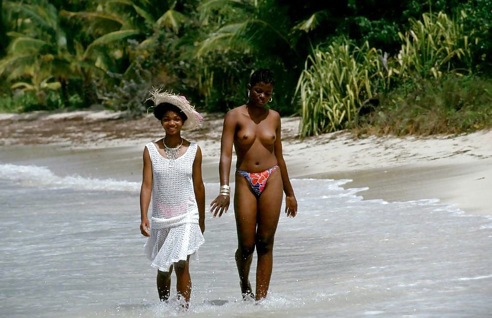 Ragazze nere in spiaggia: nudisti ed esibizionisti
 #27815426