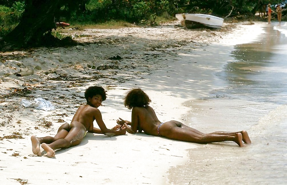 Ragazze nere in spiaggia: nudisti ed esibizionisti
 #27815455