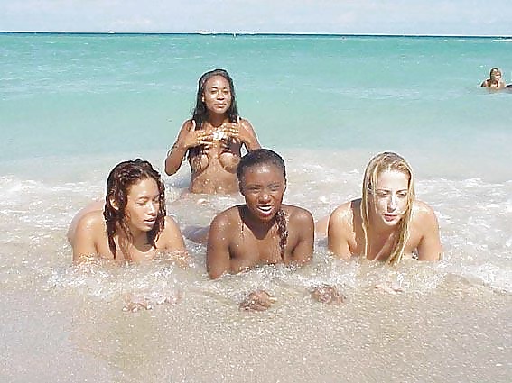 Ragazze nere in spiaggia: nudisti ed esibizionisti
 #27815495