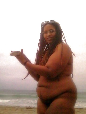 Ragazze nere in spiaggia: nudisti ed esibizionisti
 #27815597