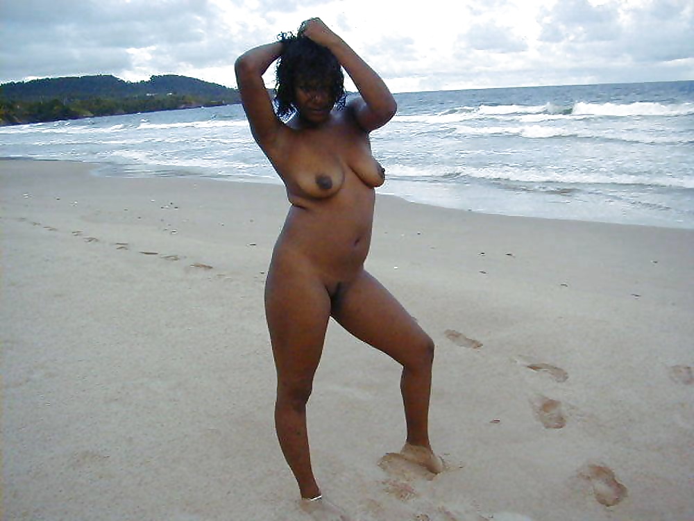 Filles Noires à La Plage: Nudistes Et Exhibitionnistes #27815612