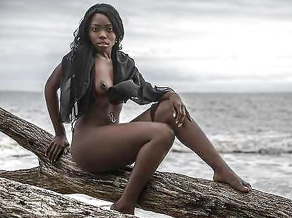Filles Noires à La Plage: Nudistes Et Exhibitionnistes #27815814