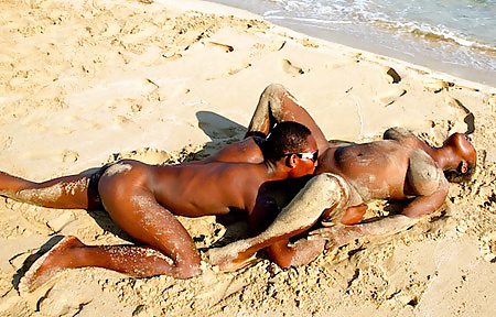 Filles Noires à La Plage: Nudistes Et Exhibitionnistes #27815938