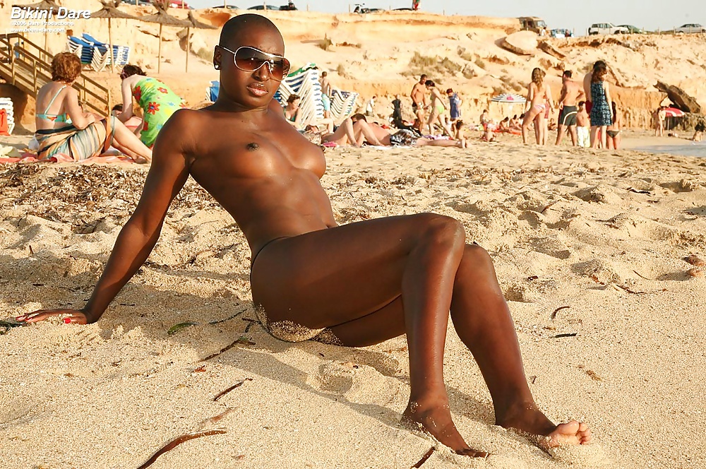 Filles Noires à La Plage: Nudistes Et Exhibitionnistes #27816147