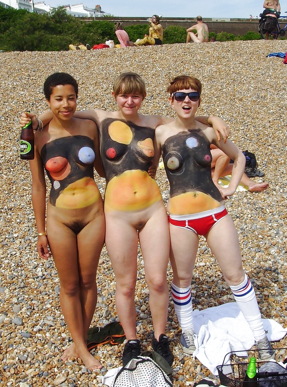 Ragazze nere in spiaggia: nudisti ed esibizionisti
 #27816259
