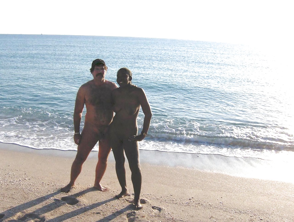 Filles Noires à La Plage: Nudistes Et Exhibitionnistes #27816291