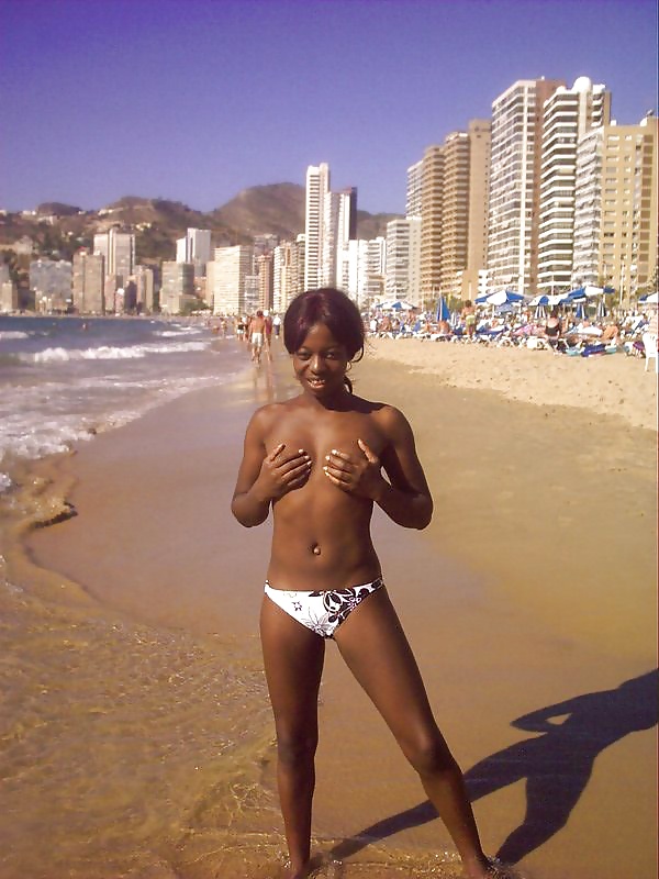 Filles Noires à La Plage: Nudistes Et Exhibitionnistes #27816320
