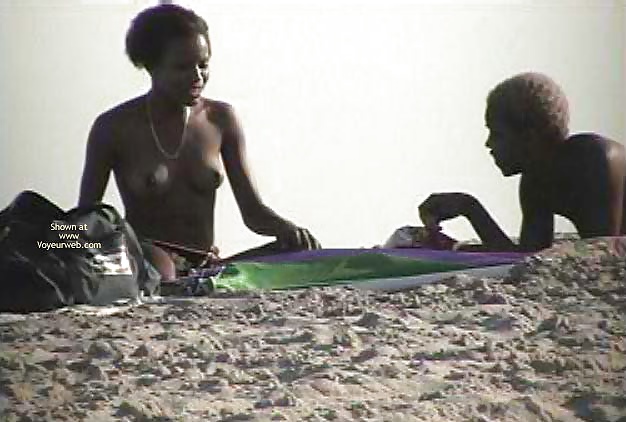 Filles Noires à La Plage: Nudistes Et Exhibitionnistes #27816829