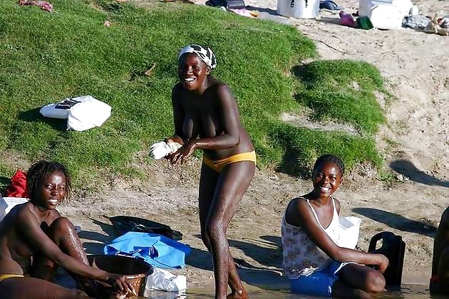 Filles Noires à La Plage: Nudistes Et Exhibitionnistes #27816845