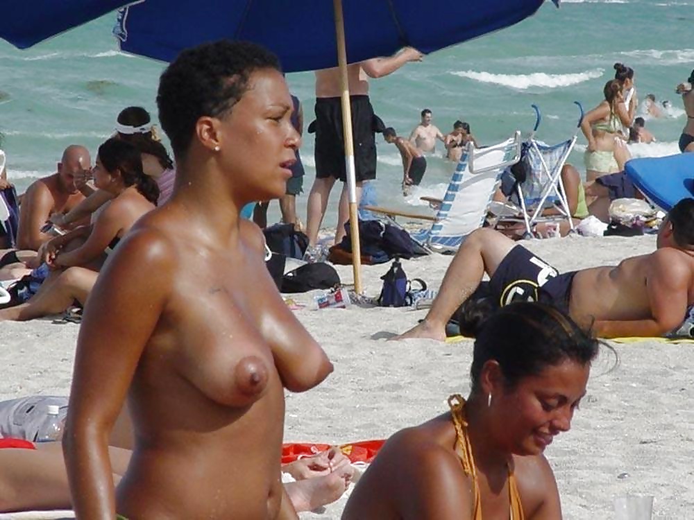 Ragazze nere in spiaggia: nudisti ed esibizionisti
 #27816852